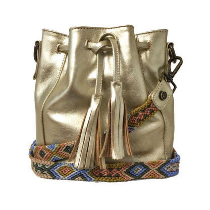 Bolsa de piel pequeña tipo morral para mujer con asa intercambiable de artesanía chiapaneca color oro