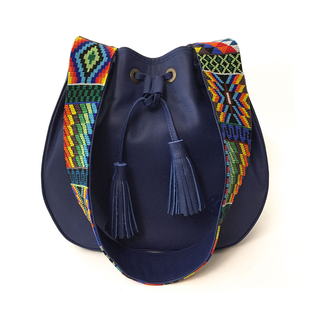 Bolsa morral de piel para mujer color azul con tejido artesanal de chaquira