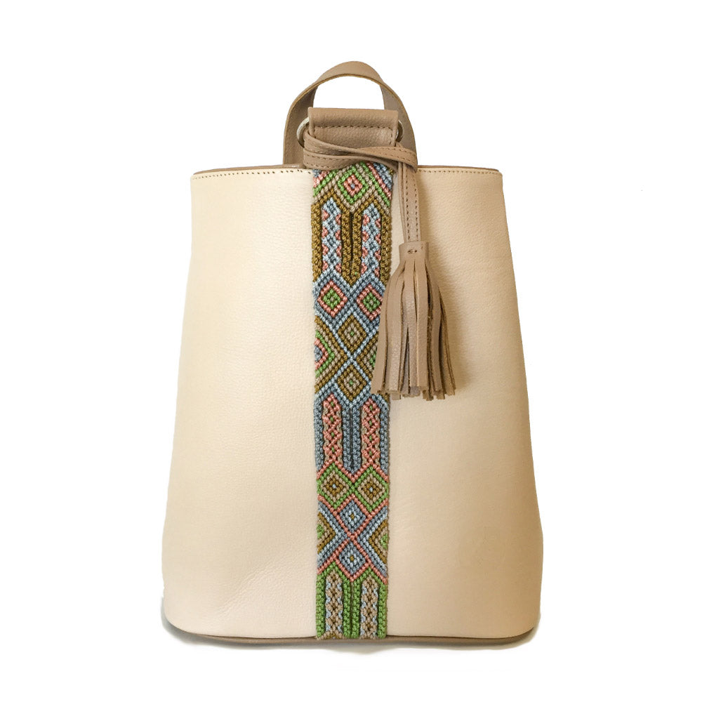 Mochila Backpack de piel para mujer color crudo con cinta artesanal Chiapaneca