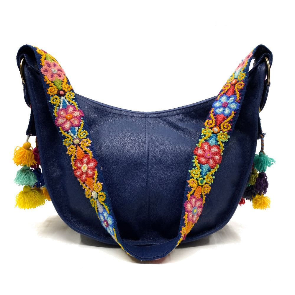 Bolsa de piel amplia para mujer de asa larga crossbody con cierre y artesanía de bordados peruanos color azul.