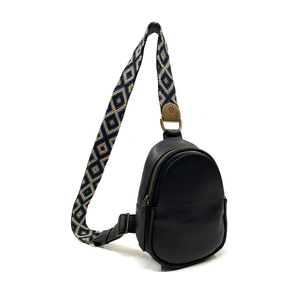 Bolso de piel con cierre tipo riñonera color negro con asa ajustable y artesanía chiapaneca