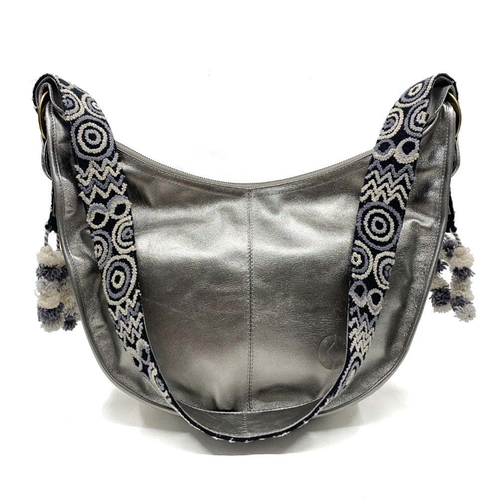 Bolsa de piel amplia para mujer de asa larga crossbody con cierre y artesanía de bordados peruanos color plateado.